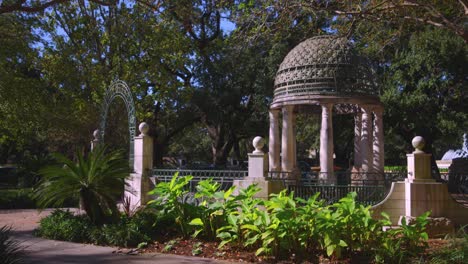 estableciendo la toma del área del monumento mecom rockwell colonnade en el distrito del museo de houston