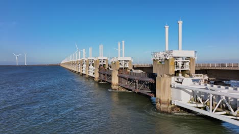 Toma-Aérea-Que-Pasa-Por-Las-Esclusas-De-La-Barrera-De-Marejada-Ciclónica-Del-Este-De-Scheldt-En-Zelanda,-Los-Países-Bajos,-En-Un-Hermoso-Día-Soleado