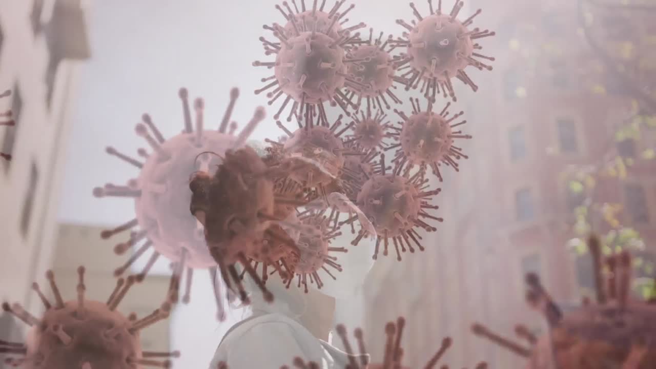 Animazione di cellule COVID-19 che si muovono su una donna con mascherina.
