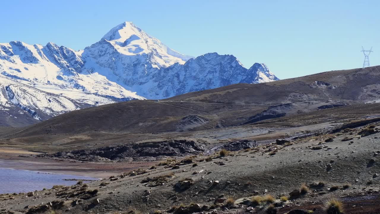 pan a través del paisaje del alto altiplano en los andes bolivianos cubiertos de nieve mtns, huayna potosi