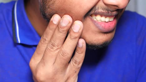 hombre con dolor de dientes