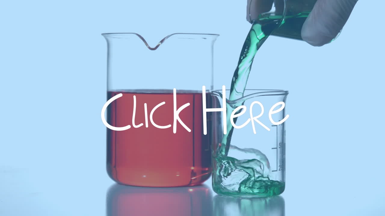 파란색 배경에 반응물이 있는 실험실 안경 위에 여기를 클릭하세요.