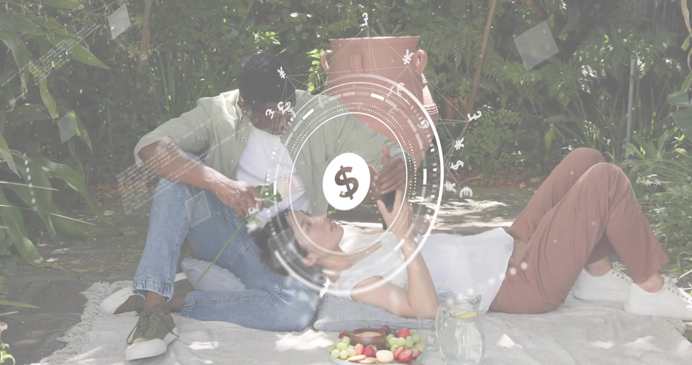 Una sovrapposizione finanziaria traslucida che appare innesca un uomo che nasconde una rosa dietro una donna con il telefono a un picnic.