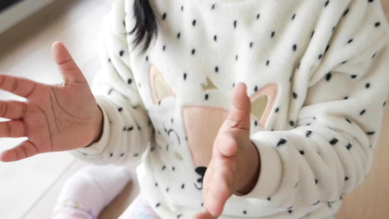 사랑스러운 아기가 박수를 치고 미소 짓고