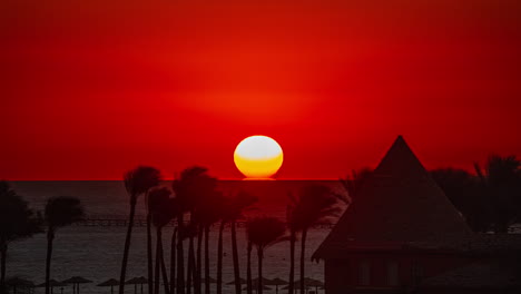 Zeitraffer-Des-Sonnenaufgangs-Mit-Palmen-Und-Dachgebäude-Im-Pickalbatros-Laguna-Vista-Hotel,-Sharm-El-Sheikh,-Ägypten