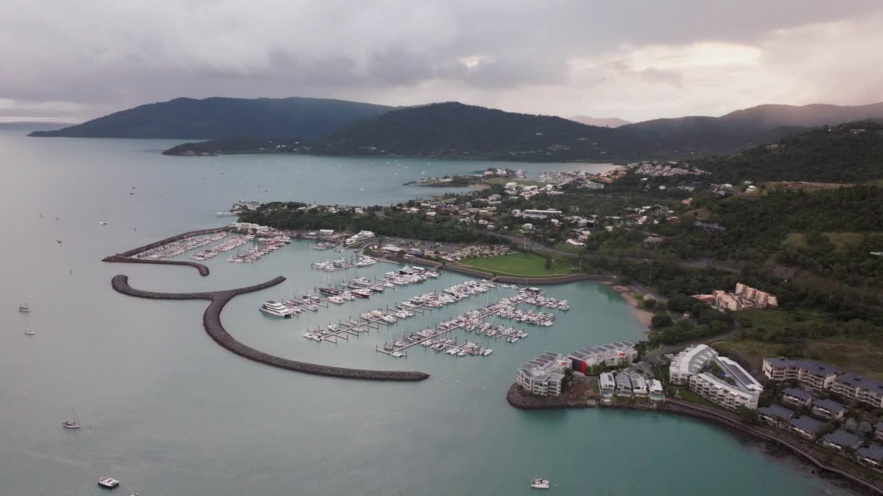 에어리 해변, 베이 라구온, 코랄 바다, 마리나, 공중 드론, 비 구름, 안개, 해가 뜨는 아침, 그레이트 배리어 리프의 심장, 화이트헤이븐, 요트, 세일 보트, 건물, 좌측 원
