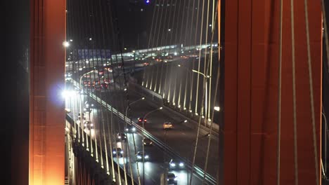 Verkehrsbedingungen-Auf-Der-Brücke-Bei-Nacht