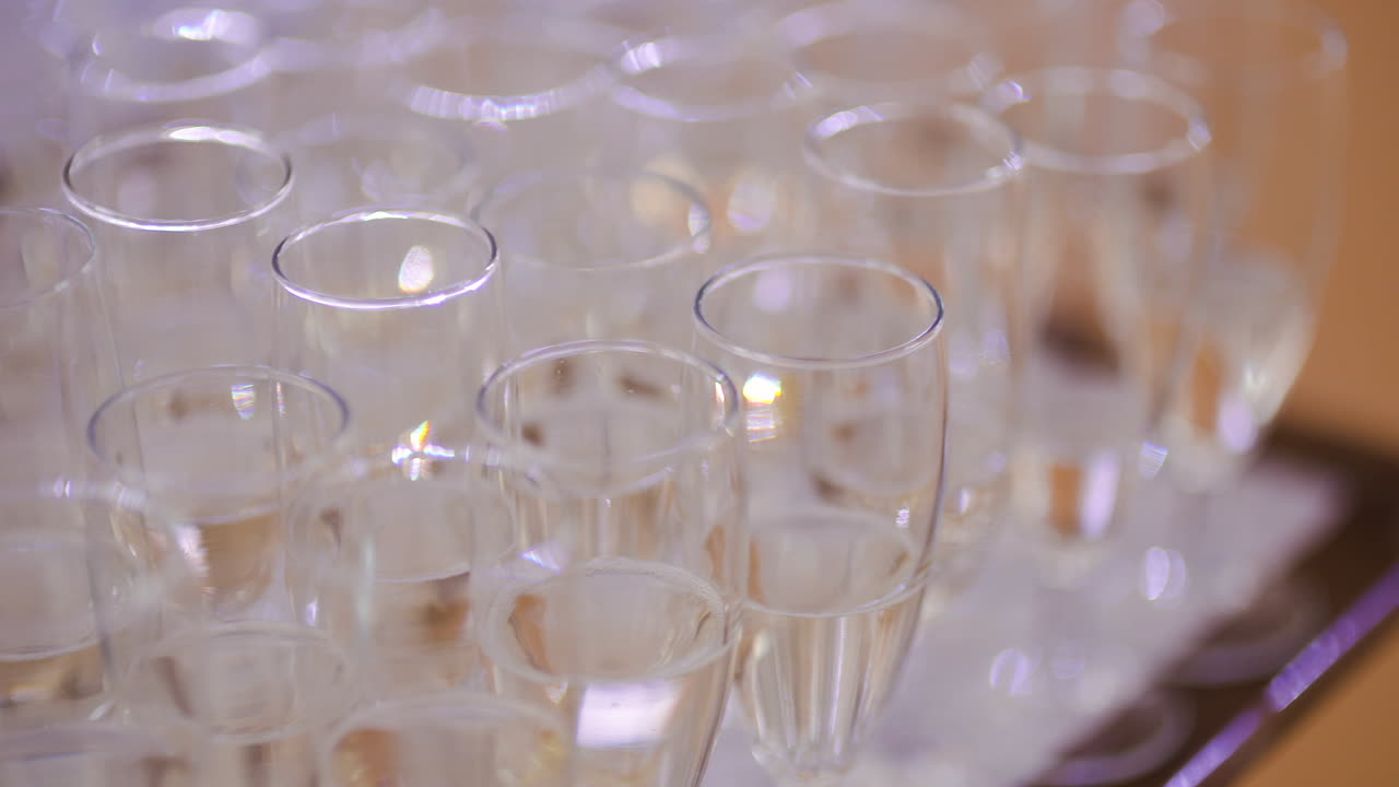 Bicchieri pieni di champagne fresco durante la festa di Capodanno