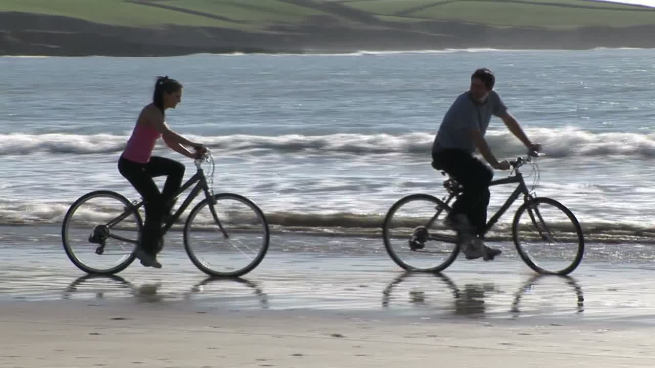 해변에서 휴식을 취하는 커플