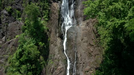 Disparo-De-Drone-Alejándose-De-Una-Cascada-En-Los-Bosques-De-Costa-Rica