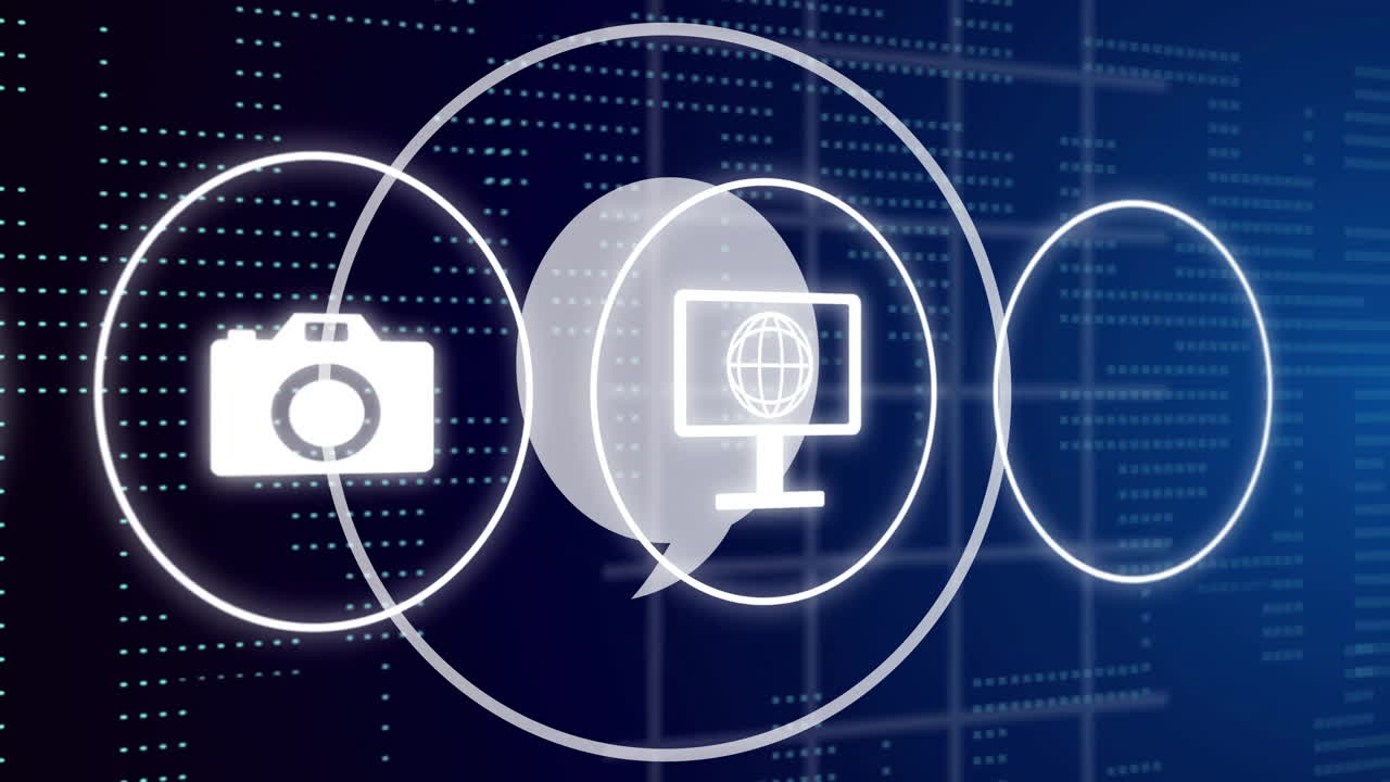 animación de la cámara, la burbuja de chat y los iconos de la computadora sobre el fondo de datos digitales