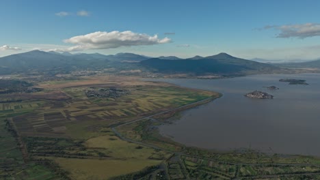 Patzcuaro-See-Drohnenpano-Am-Mittag