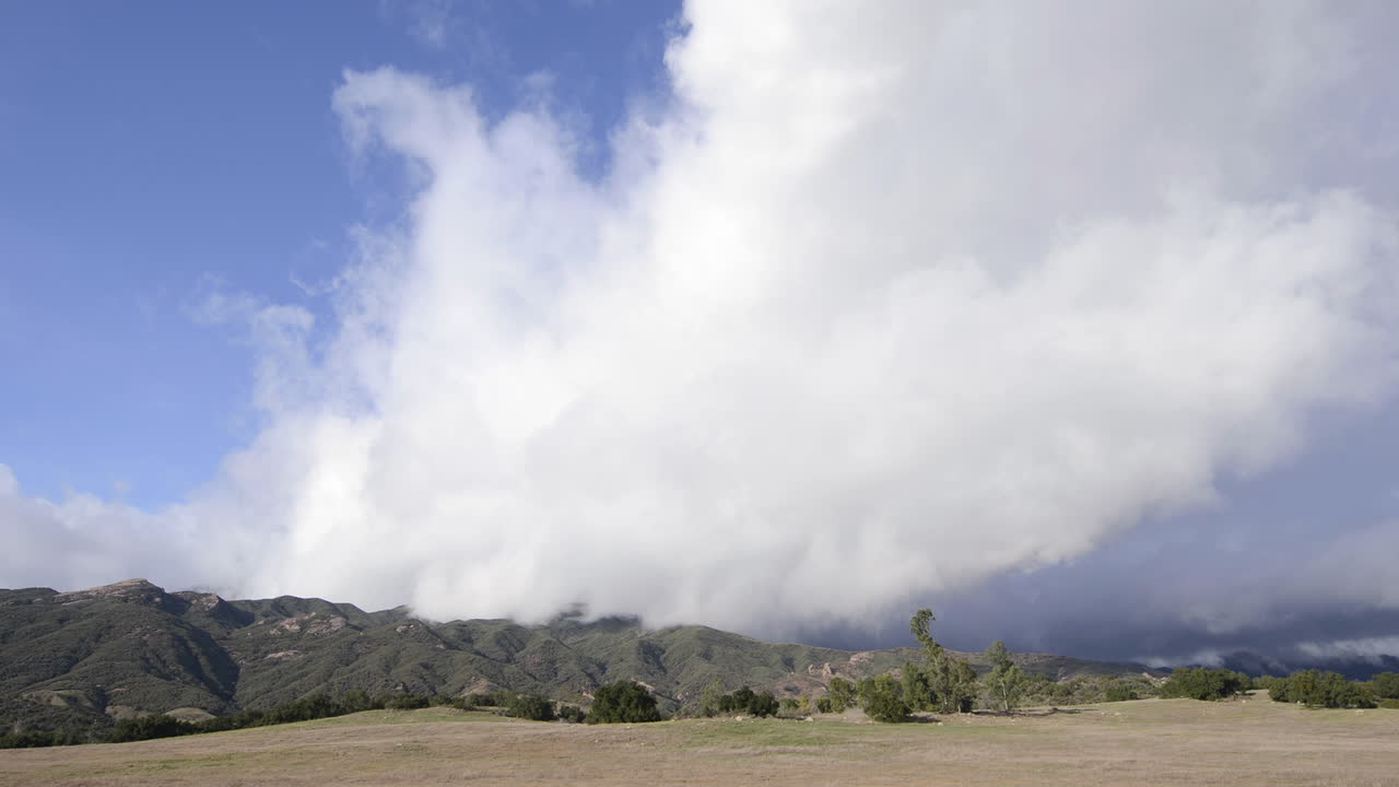 오크 뷰 캘리포니아의 산타 이네즈 산맥 위로 폭풍우 구름의 넓은 시간 경과