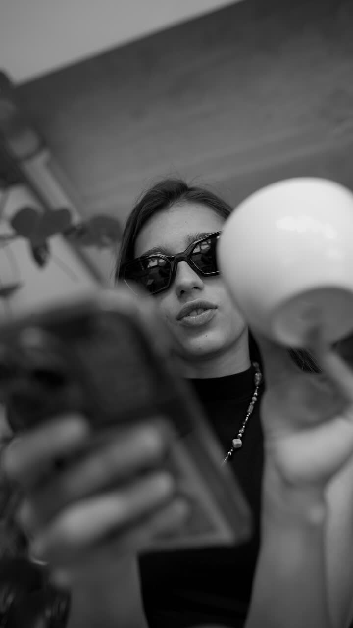 молодая женщина с кофе и телефоном