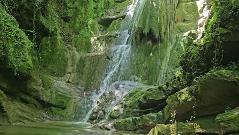 Entdecken-Sie-Die-Wilde-Italienische-Natur-Mit-Bezaubernden-Kleinen-Wasserfällen,-Umgeben-Von-üppigem-Grün