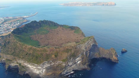 vista panorámica de seongsan ilchulbong drone en 4k
