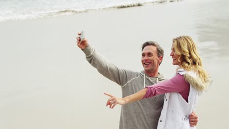 Pareja-Madura,-Tomando,-Un,-Selfie,-De,-Teléfono-Móvil