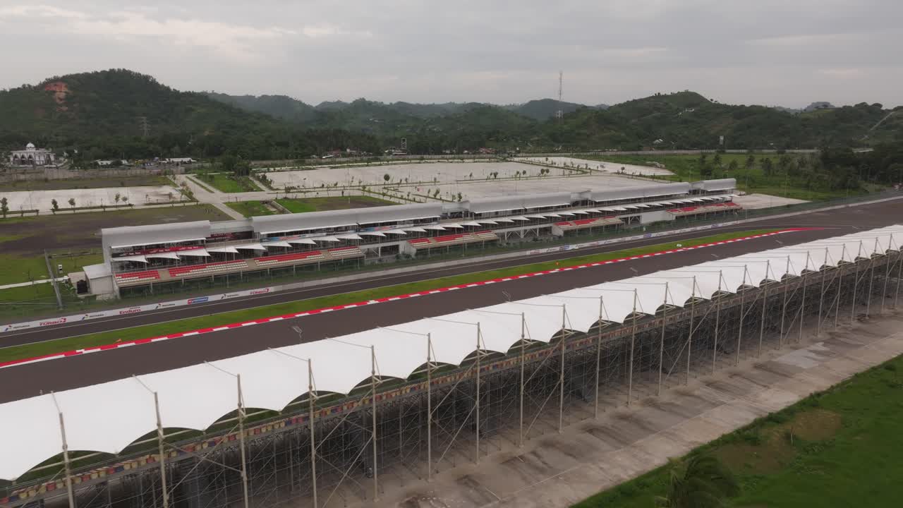 A primeira luz banha o autódromo de Mandalika, Lombok, Indonésia