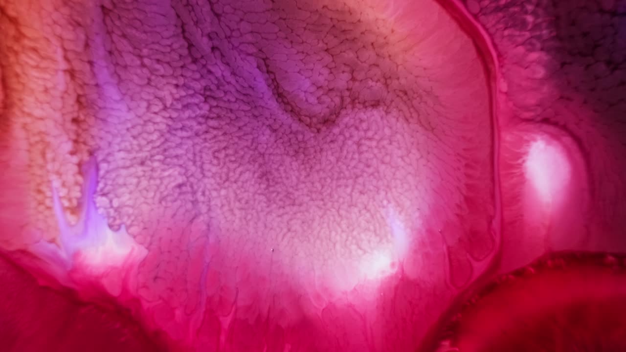 мягкие розовые тона и текстуры в крупном плане, напоминающие биологическую или органическую структуру в абстрактной форме