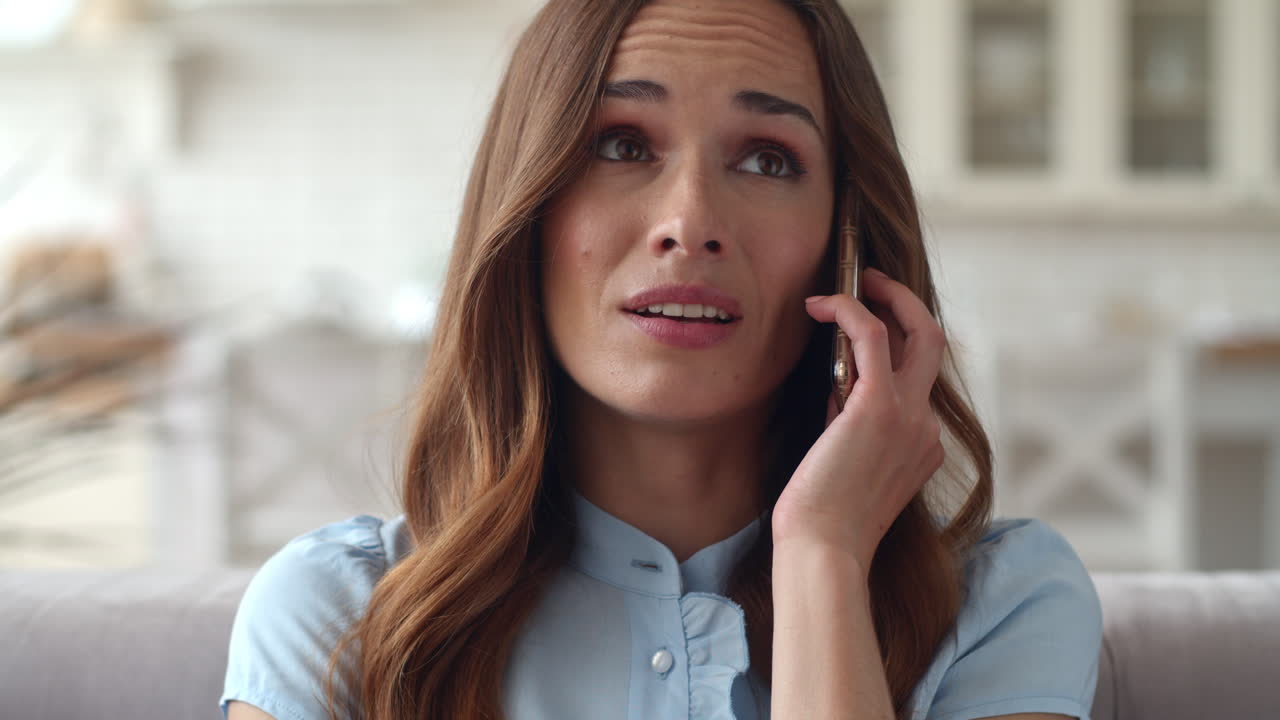 집에서 드폰으로 이야기하는 우려스러운 사업가