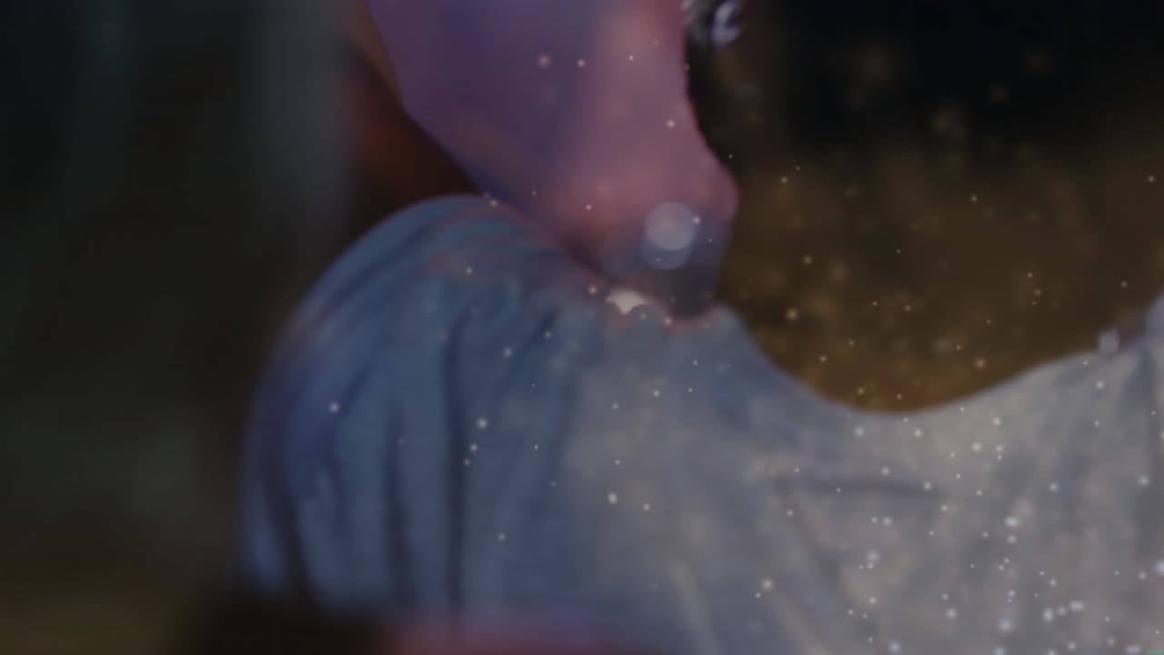 Ragazza adolescente che si volta mentre l'amica entra, alzando il braccio e sistemandosi i capelli per la moda, con bokeh.
