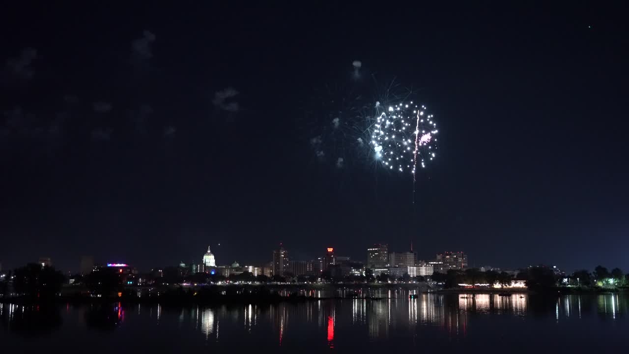 harrisburg, pennsylvania - 4 de julio de 2022: fuegos artificiales sobre la ciudad capital de harrisburg, pennsylvania desde el otro lado del río susquehanna