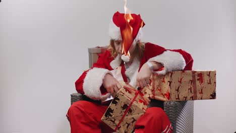 el terrible santa jake accidentalmente prende fuego a su sombrero mientras intenta encender un porro