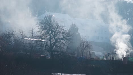 rook stijgt op uit de schoorsteen van een oud huis