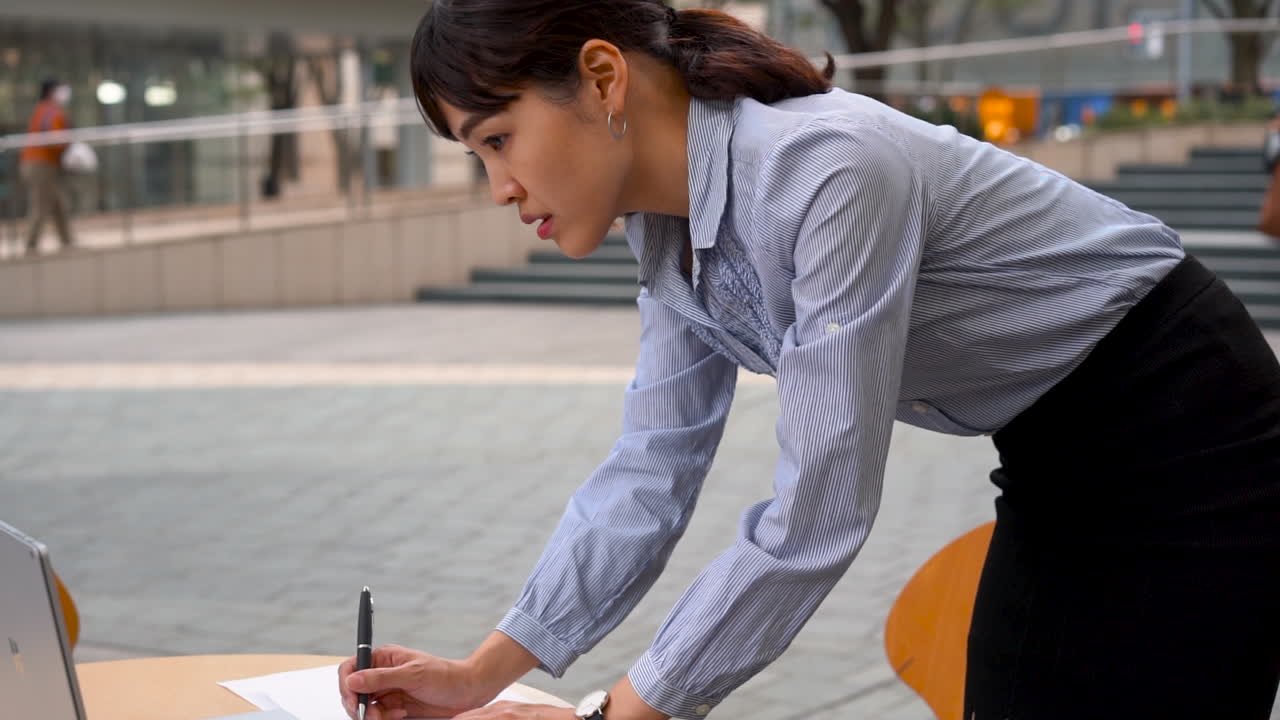 일본 사업가 여성은 노트북으로 작업하고 노트북 밖에서 메모를 취합니다
