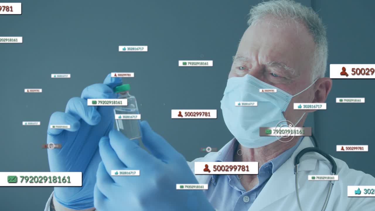 Médico sênior levantando frasco e inspecionando-o, enquanto dados médicos se sobrepõem e se formam ao redor do frasco.