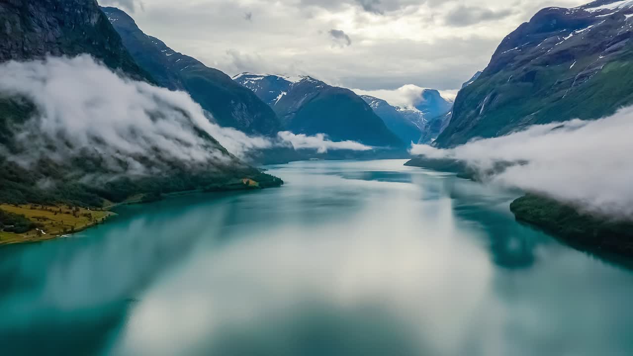 hermosa naturaleza noruega paisaje natural lago lovatnet volando sobre las nubes.