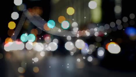 tráfico vial en la ciudad por la noche