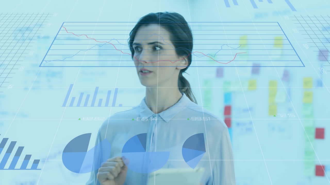 animación del procesamiento de datos contra una mujer caucásica sonriendo mientras usa una tableta digital en la oficina