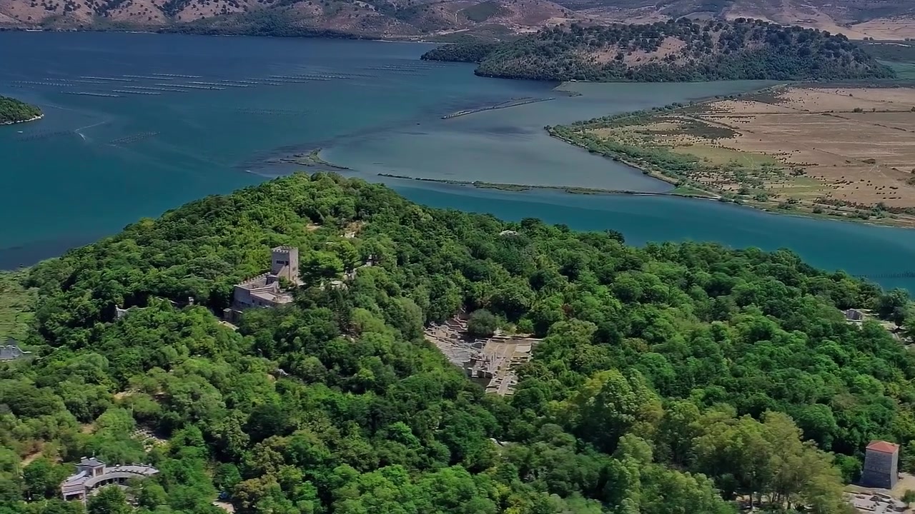 Vista aerea del paesaggio in Albania con acqua e vegetazione.