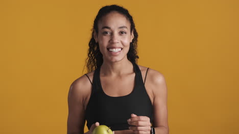 una mujer afroamericana sobre un fondo amarillo.