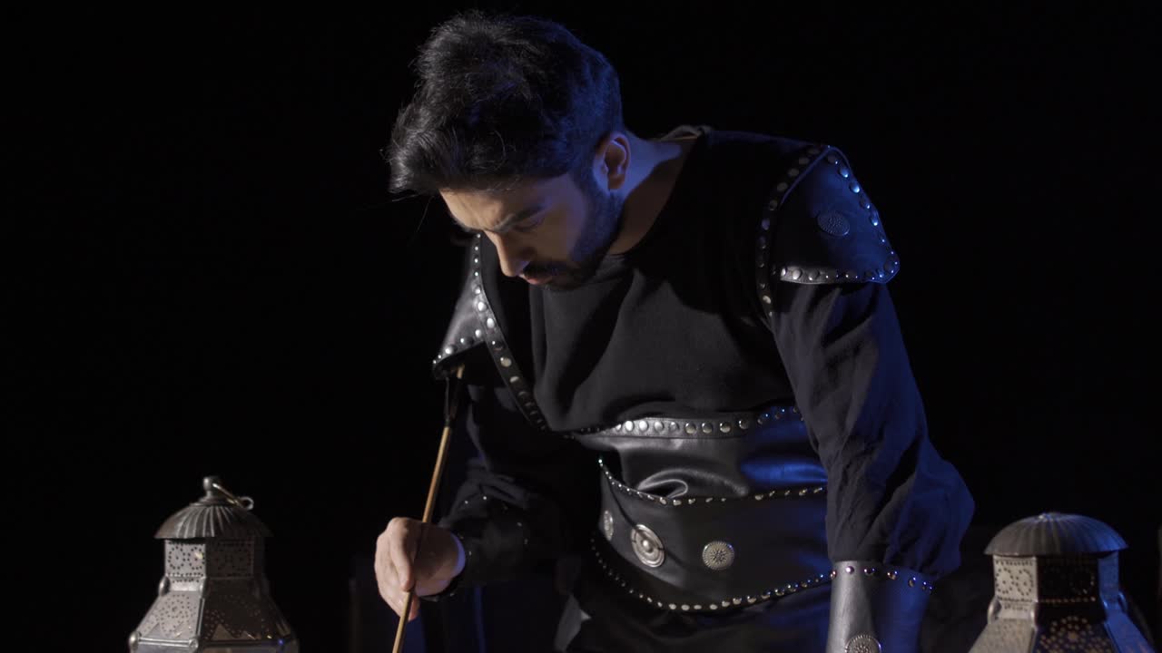 사령관이 손에 화살표를 들고 지도에 계획을 세우고 있습니다.