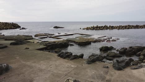 Piscinas-Para-Bañarse-En-El-Mar-En-La-Prefectura-De-Fukui,-Bañarse-En-Aguas-Del-Océano-En-El-Mar-De-Japón