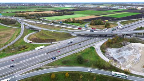 Luftaufnahmen-Von-Drohnen-In-4K-Von-Der-Autobahn-Mit-Verkehr-Und-Verkehrsknotenpunkt