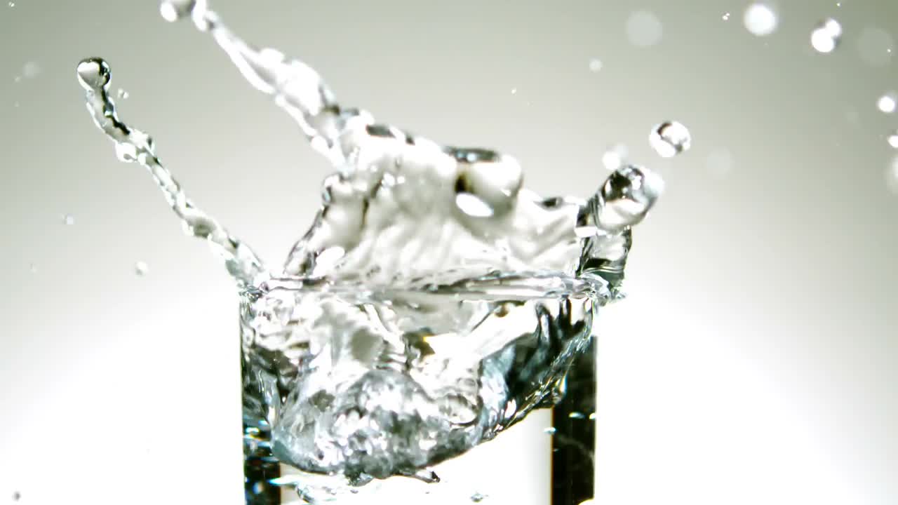 얼음 큐브 가 물 한 잔 에 떨어지는 것