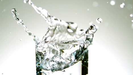Eiswürfel-Fällt-In-Ein-Glas-Wasser