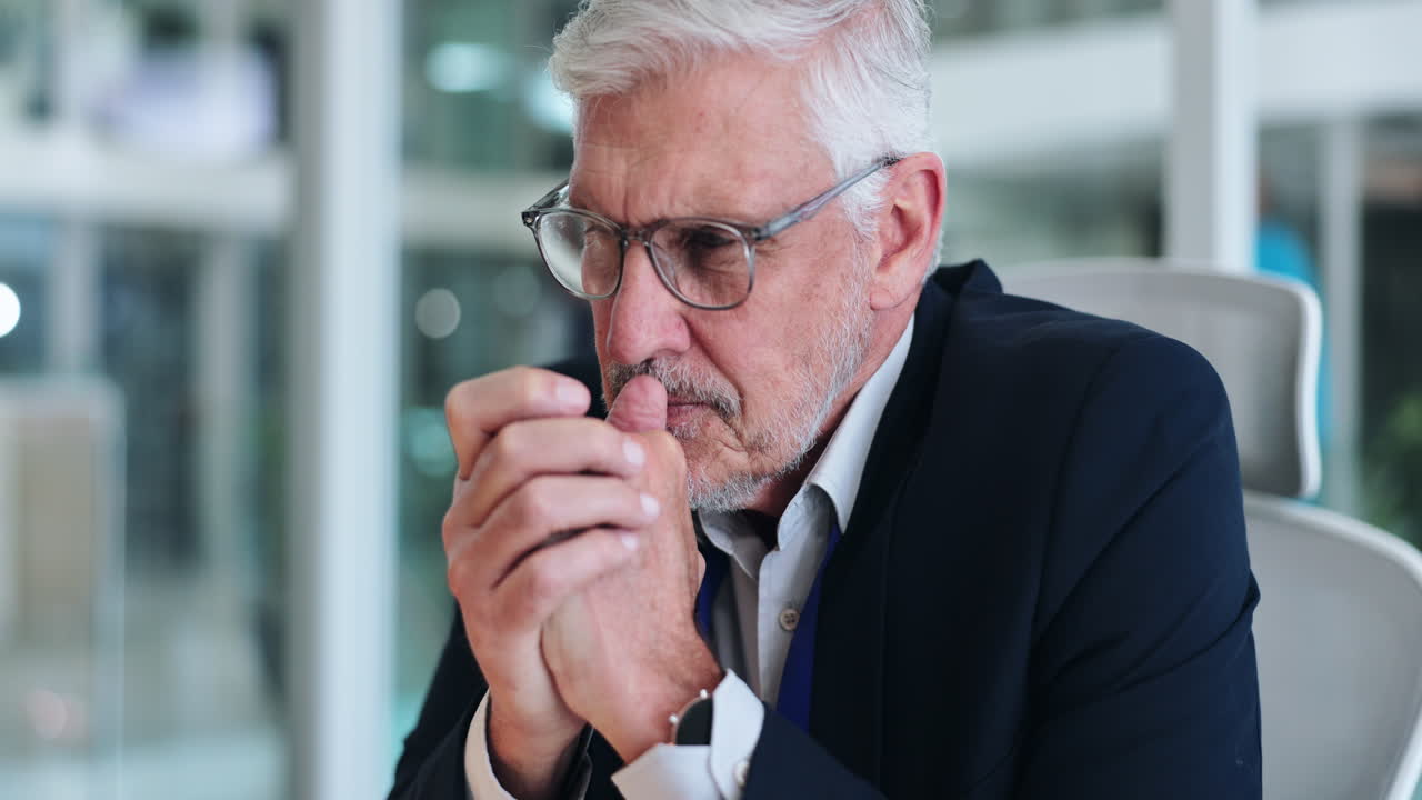 un hombre de negocios en postura pensativa.