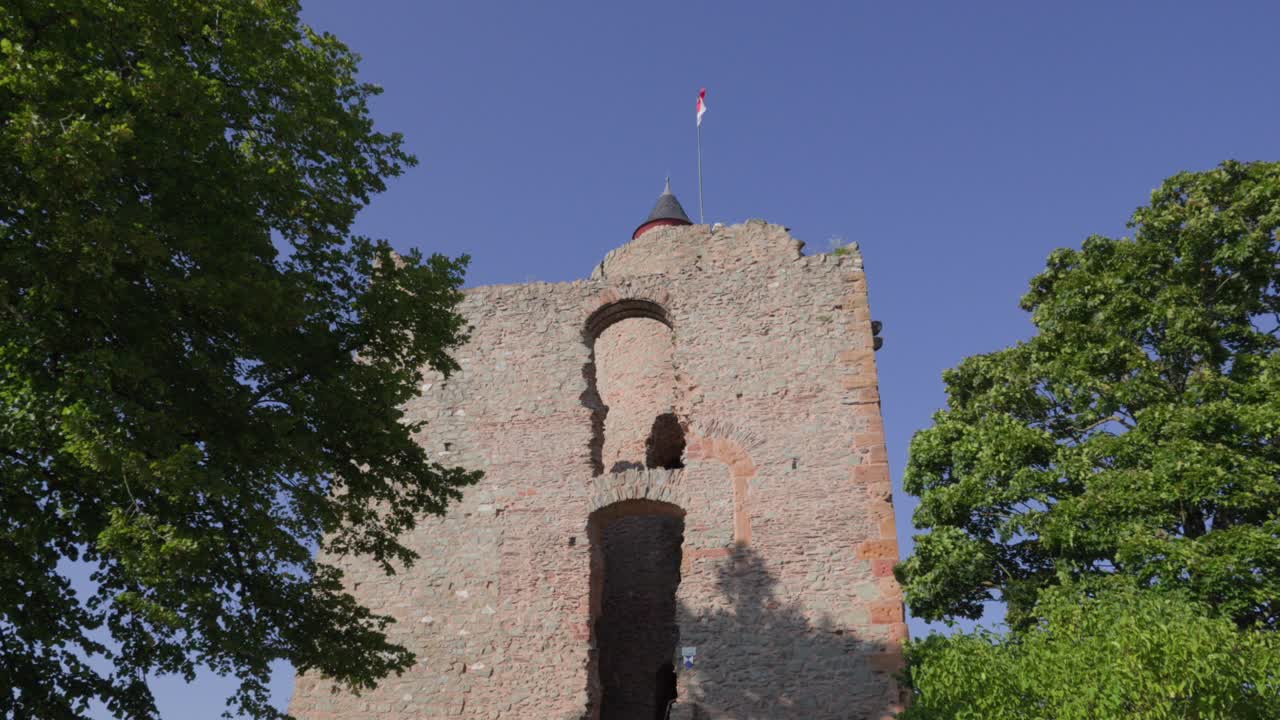 Le rovine del Castello medievale di Saarburg: vecchie mura in pietra, un monumento storico in Germania.