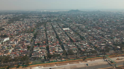 explorando las periferias suburbanas y los centros de fabricación de la ciudad de méxico desde arriba