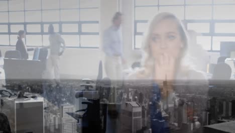 composición digital de una mujer caucásica hablando en un teléfono inteligente contra el paisaje urbano en el fondo