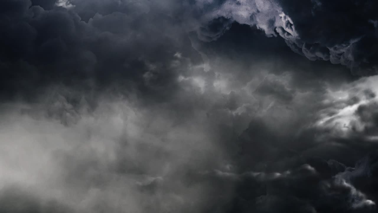 una tormenta de trueno acompañada de relámpagos que parpadearon, nubes cumulus oscuras