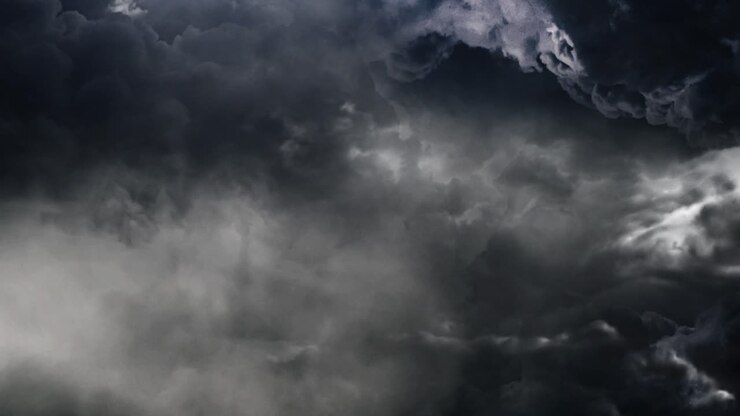 una tempesta di tuoni accompagnata da fulmini che lampeggiavano, nuvole cumulus scure