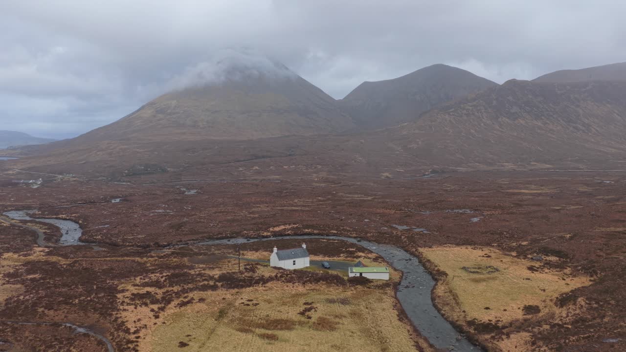 Dron volando sobre el río Sligachan en la Isla de Skye, Escocia.