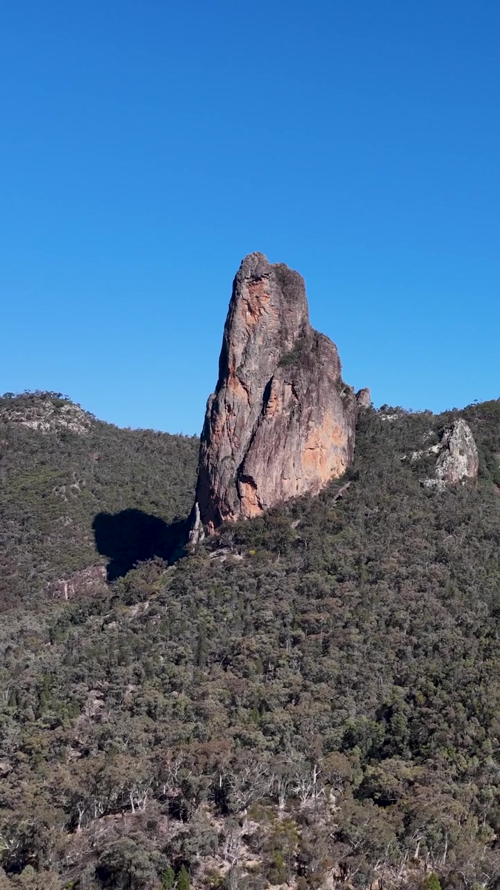 Panorerende skud af vulkanske klippeformationer og The Breadknife i Warrumbungle Nationalpark, Australien