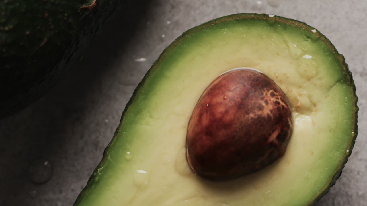 Micro video in primo piano di avocado con spazio per il testo su sfondo grigio