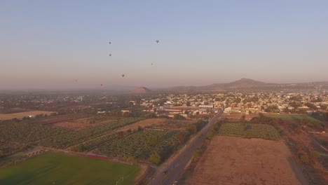 Einige-Heißluftballons-Fliegen-Bei-Sonnenaufgang-In-Der-Nähe-Der-Pyramiden-Von-Teotihuacan-In-Mexiko